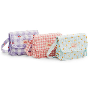 Drei farbige Tiny Harlow Puppenzubehör Taschen mit bunten Mustern für kreative Spielstunden