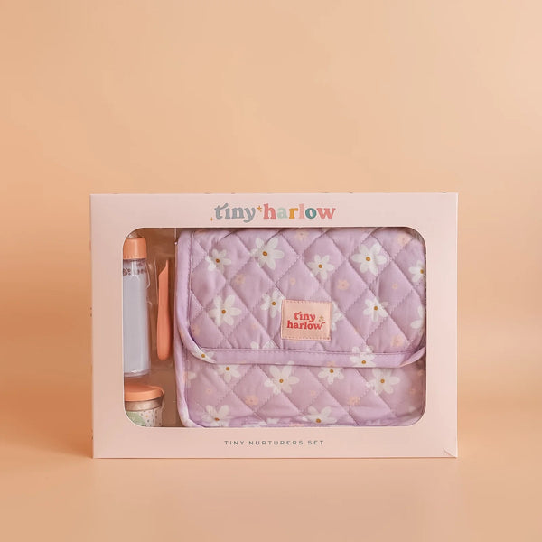 Tasche mit Zubehör für Puppen im lila Design mit Blüten für kreative Spielstunden, geliefert von Tiny Harlow