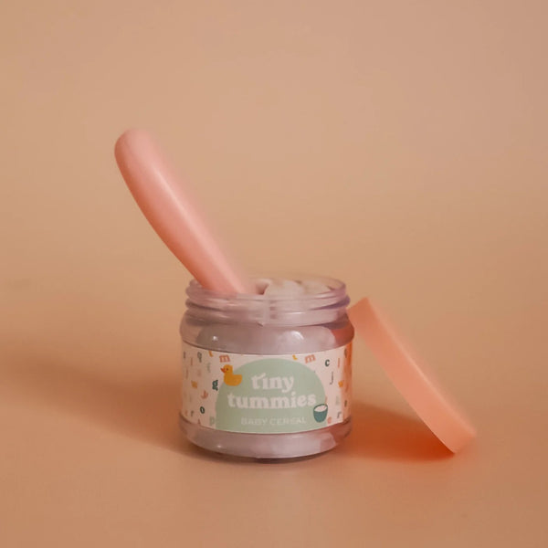 Tiny Tummies Set Babyspielzeug mit rosa Löffel und dem Babybrei in einem Glasgefäß