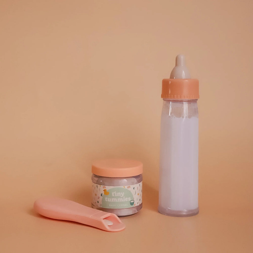 Tiny Tummies Set Babyspielzeug mit Flasche, Babynahrung und Löffel für Puppenliebhaber
