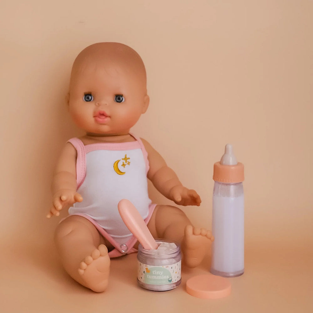 Tiny Tummies Set Babyspielzeug mit Flasche, Babynahrung und Löffel für Puppenliebhaber
