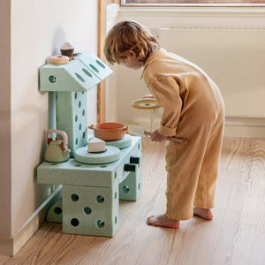 Kreative Bausteine zur Förderung der Grobmotorik Dreamer Set – blau 25 in 1 mit Kind beim Spielen an einer Spielküche